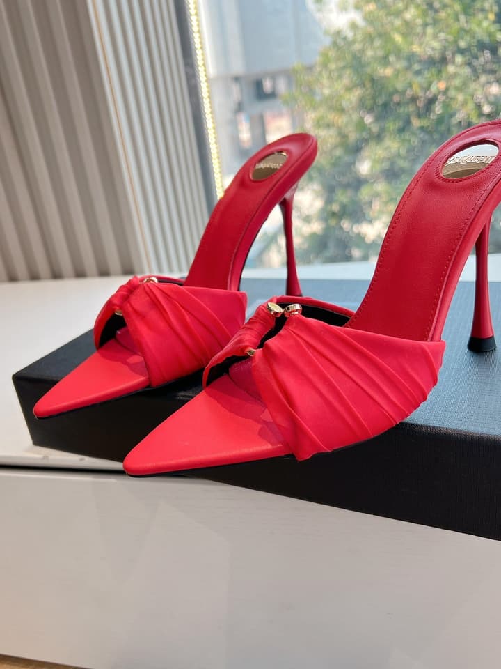 Saint Laurent Lee Metal Chain Pointed-Toe Pumps in Black Satin