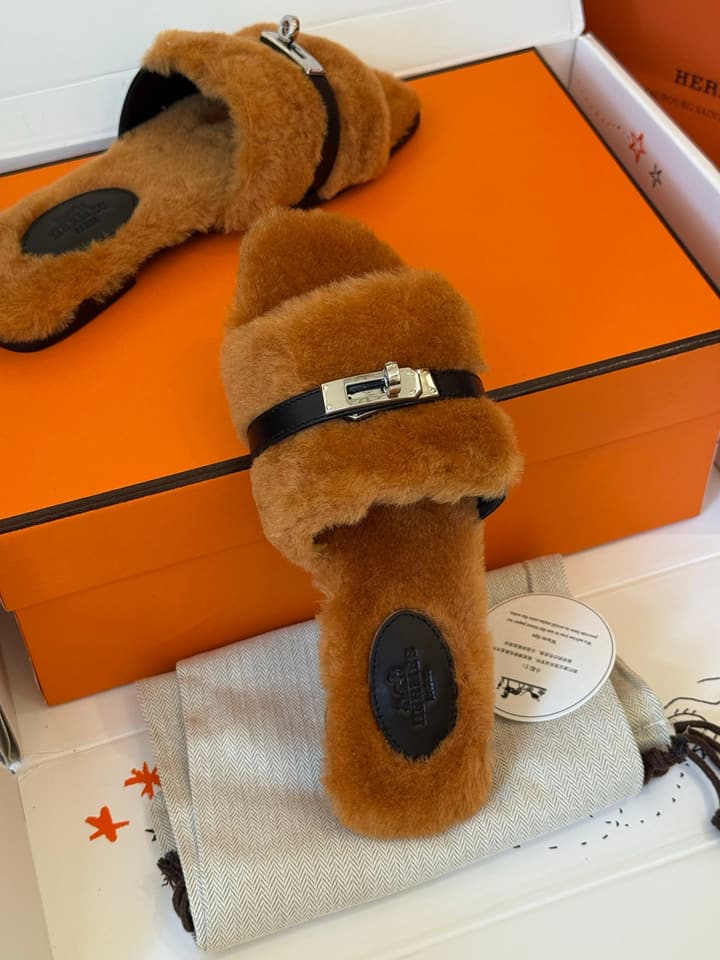 Hermès Kelly Buckle Fur Slippers – 25FW in Cognac Two-tone Plush