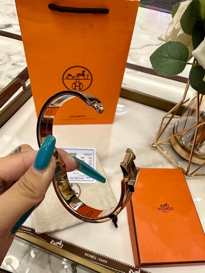 Hermès H-Letter Oval Enamel Bracelet