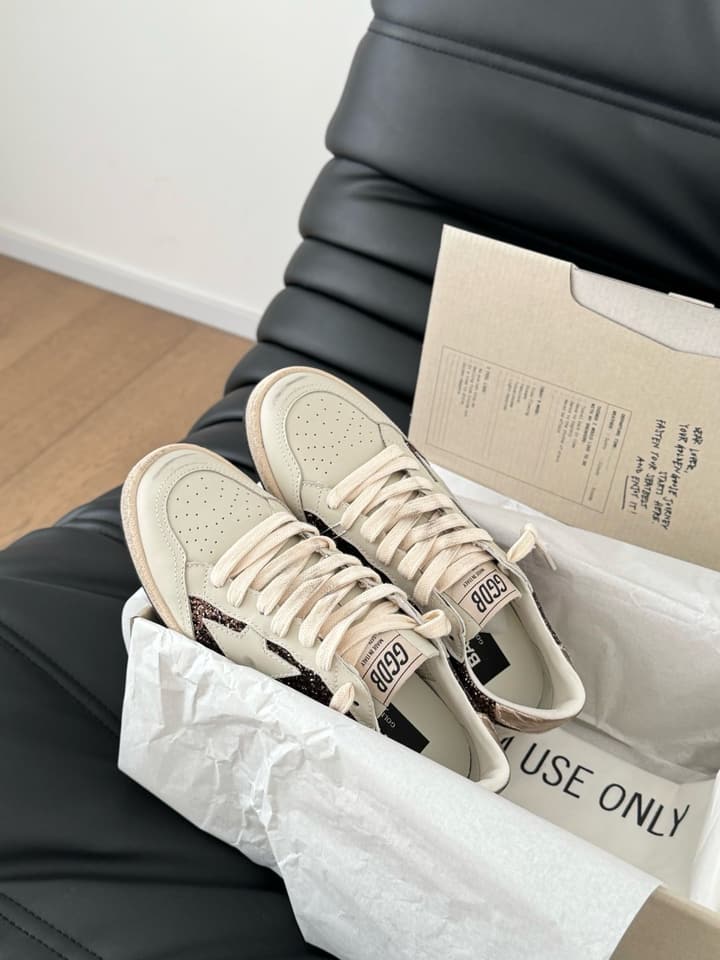 Golden Goose Distressed Graffiti Sneakers – 2024 Collection in Burgundy And White