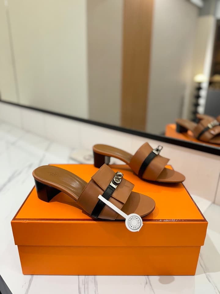 Hermès Classic Smooth Cowhide Heeled Sandals in Beige