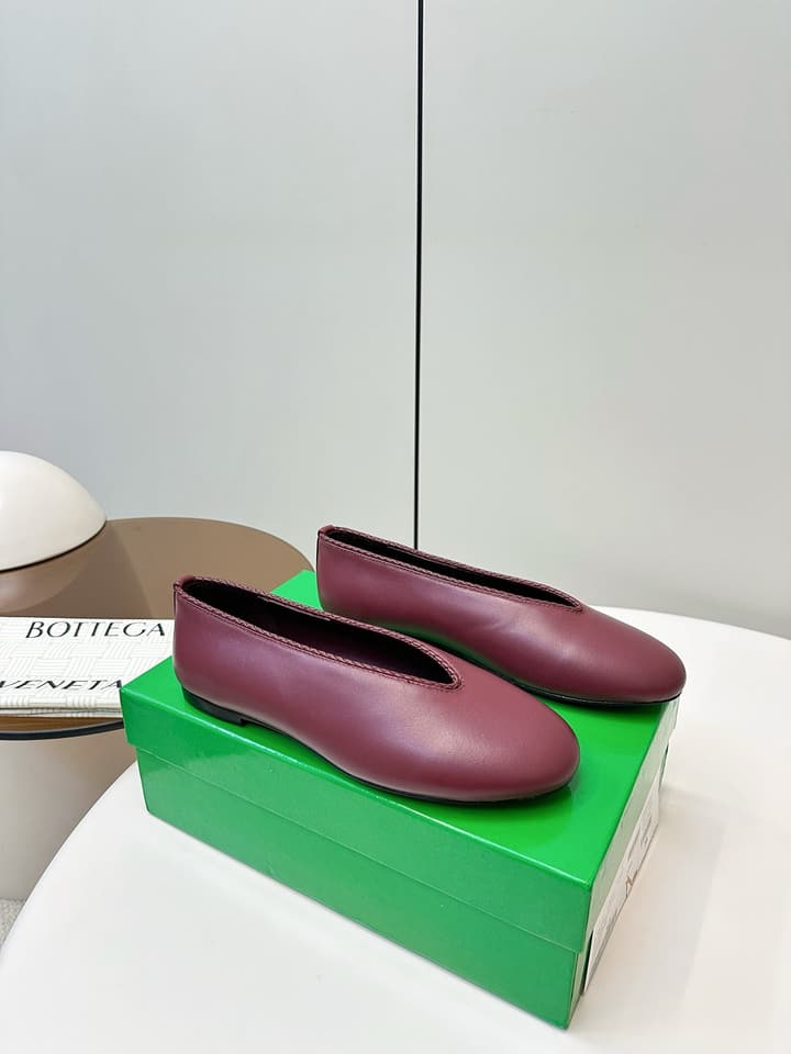 Bottega Veneta Woven Flats – 2025 Collection in Black