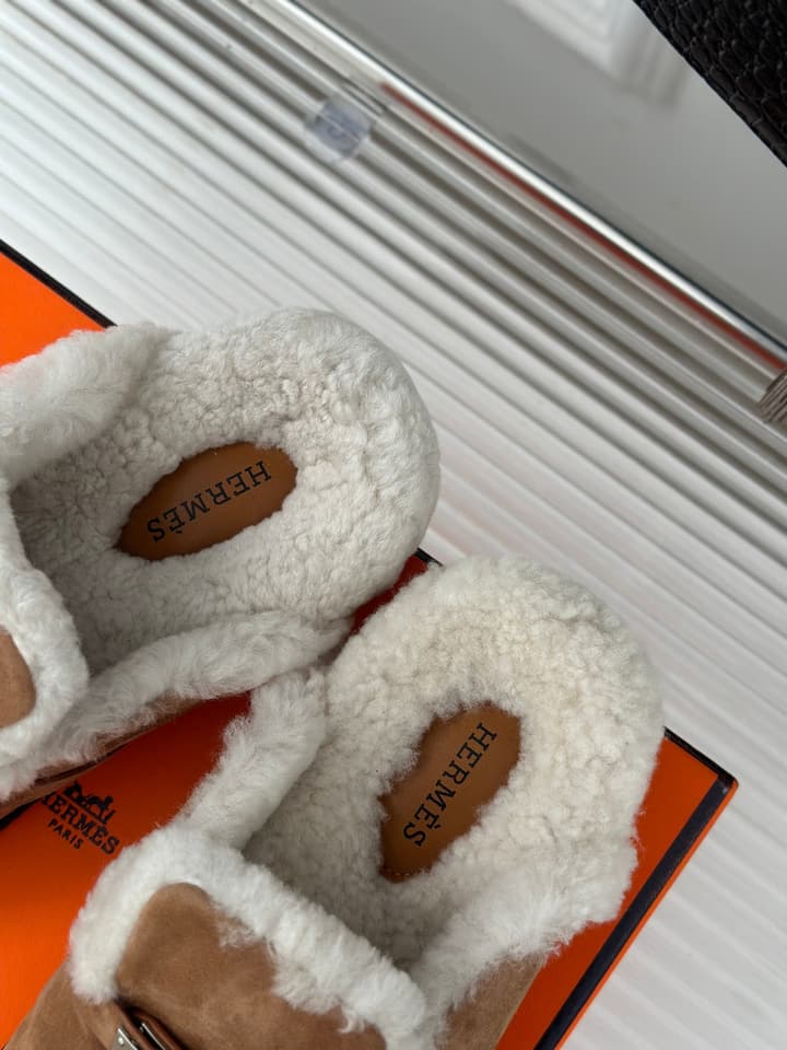 Hermès Kelly Buckle Furry Slippers – Autumn/Winter Collection in Black Suede With White Fur