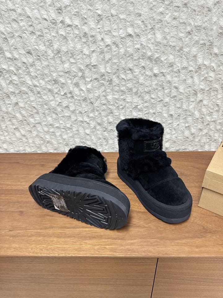 UGG Closed-Toe Fur-Lined Slippers – Autumn/Winter Collection in Black