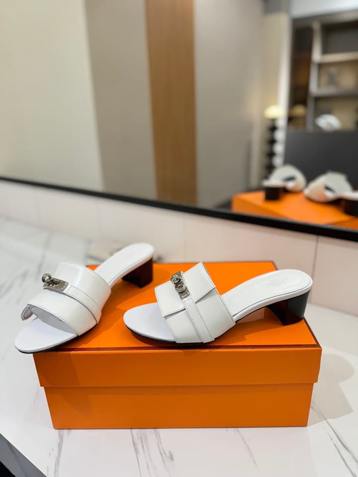 Hermès Classic Smooth Cowhide Heeled Sandals in Beige