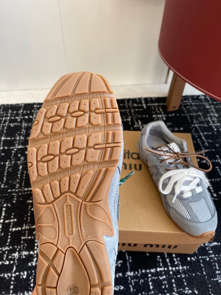 Miu Miu x New Balance 530 Sneakers – 25SS in Light Silver With Mixed Laces