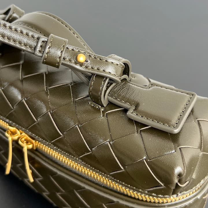 Bottega Veneta Intrecciato Vanity Case in Cream