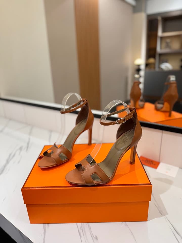 Hermès Classic Smooth Cowhide Pumps – 9cm in Caramel Brown