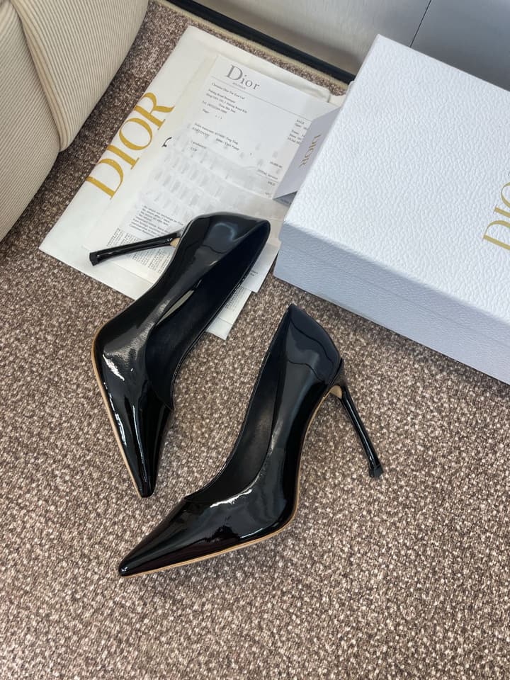 Dior CD Logo Pointed Toe Pumps – 2025 Spring/Summer Haute Couture Collection in Shiny Black Flat