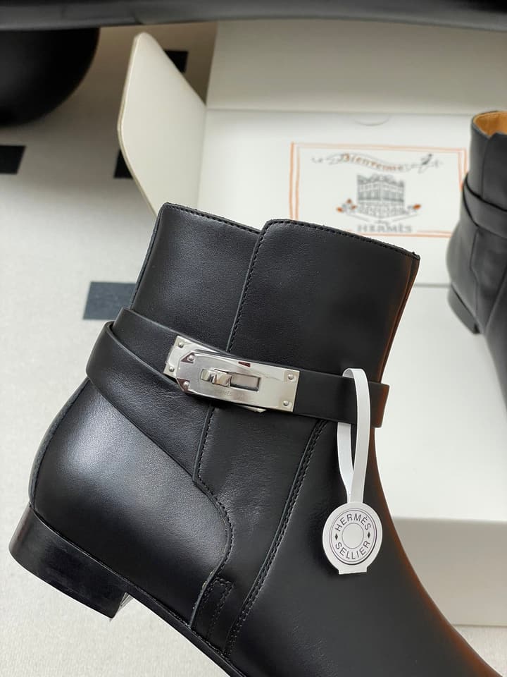 Hermès Neo Kelly Buckle Ankle Boots – 25FW in Black Leather