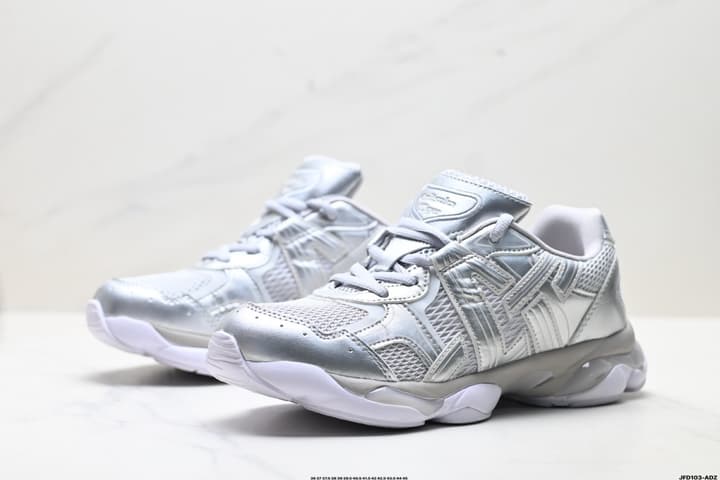 Onitsuka Tiger ULTI RS TIGRUN Low-Top Sneakers in Metallic Silver And White