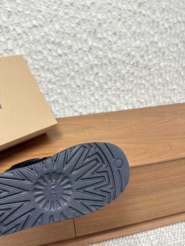 UGG Closed-Toe Fur-Lined Slippers – Autumn/Winter Collection in Black