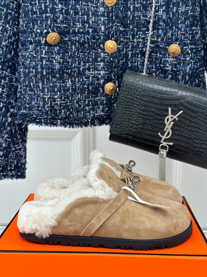 Hermès Kelly Buckle Furry Slippers – Autumn/Winter Collection in Black Suede With White Fur