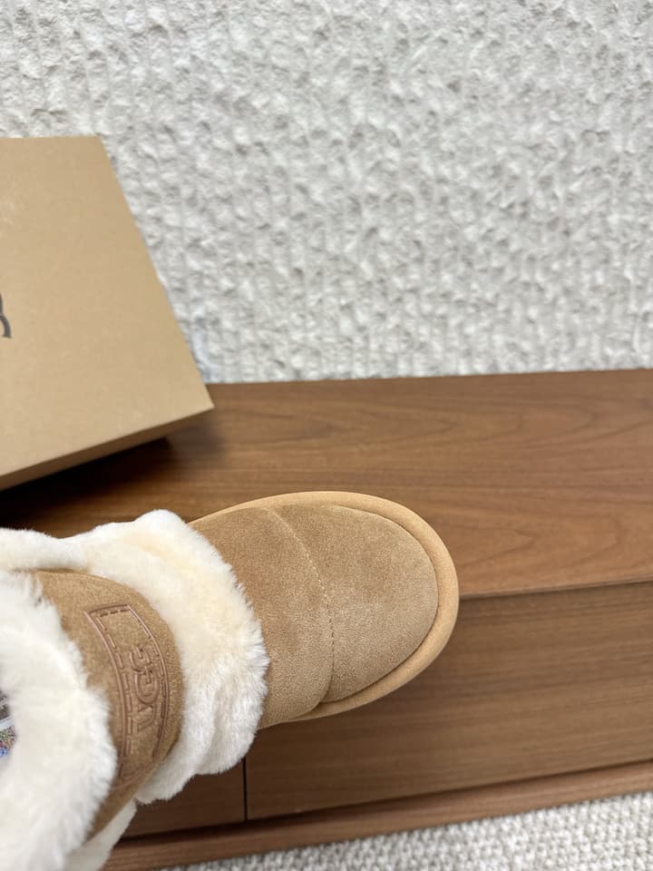 UGG Closed-Toe Fur-Lined Slippers – Autumn/Winter Collection in Black