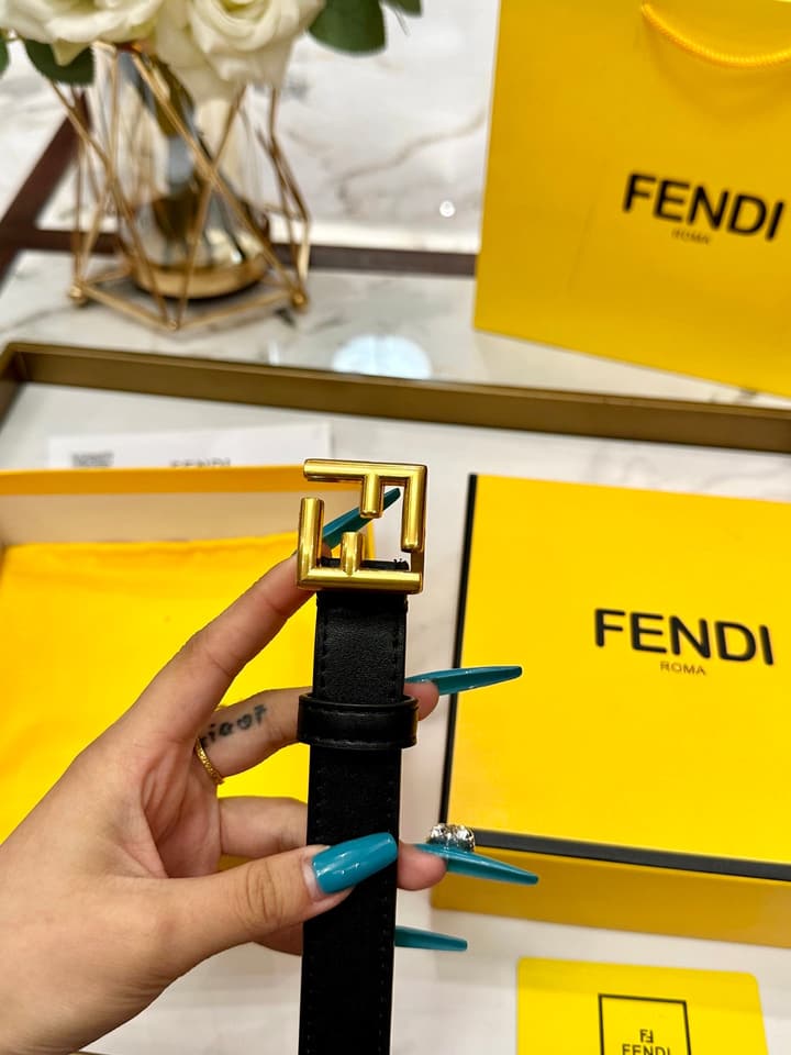 Fendi Classic Leather Belt – 2.5cm in Black Leather With Antique Gold Buckle
