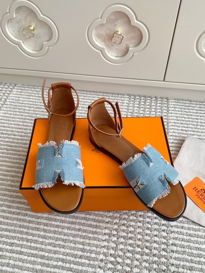 Hermès Santorini Classic H Flat Sandals in Taupe