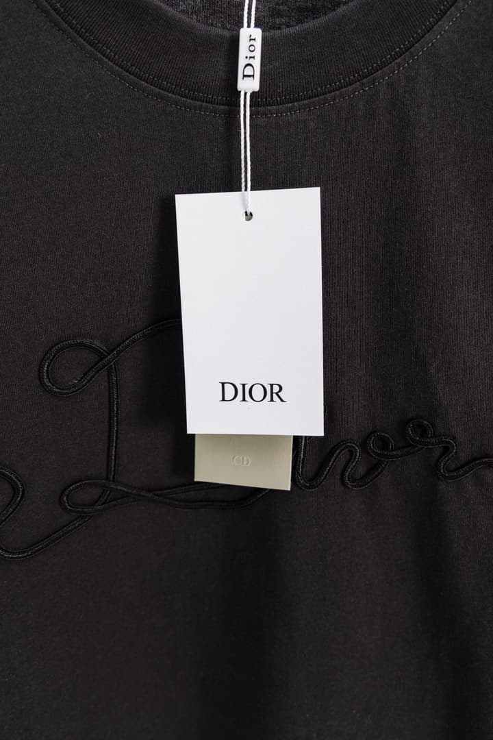 Dior Ribbon Logo Short-Sleeved T-Shirt – 2026 Spring Collection in Dark Grey