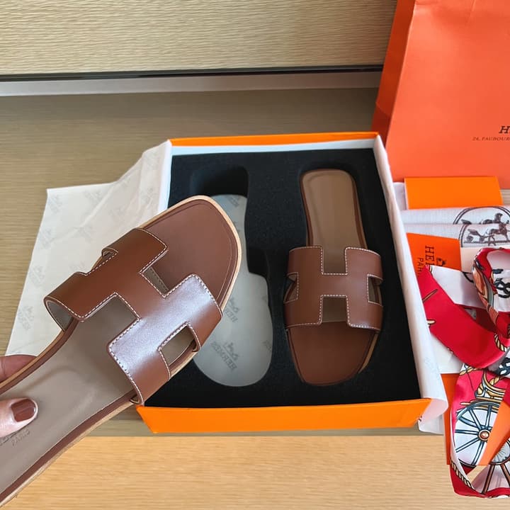 Hermès Handmade Leather Sandals – 2023 Spring Collection in Navy Blue Leather