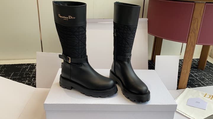 Dior CD D-Major Embroidered Graffiti Knee-High Boots – 2025FW