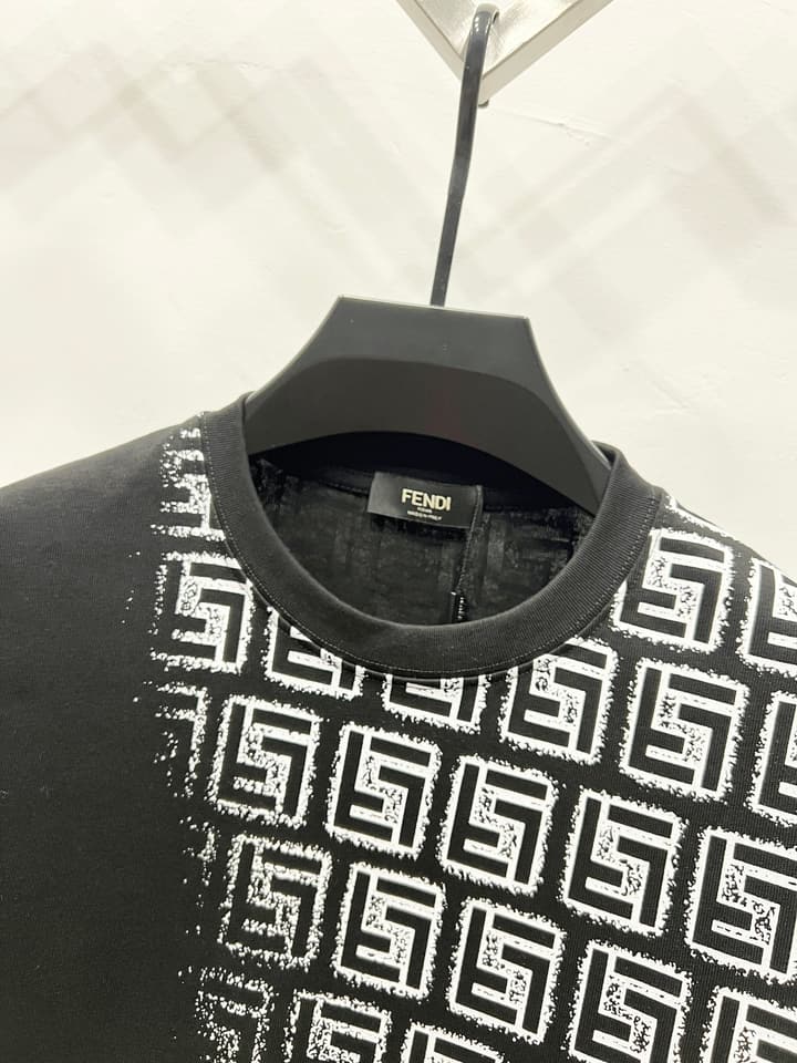 Fendi Gradient Logo Round Neck T-Shirt – 2025SS Collection in Black
