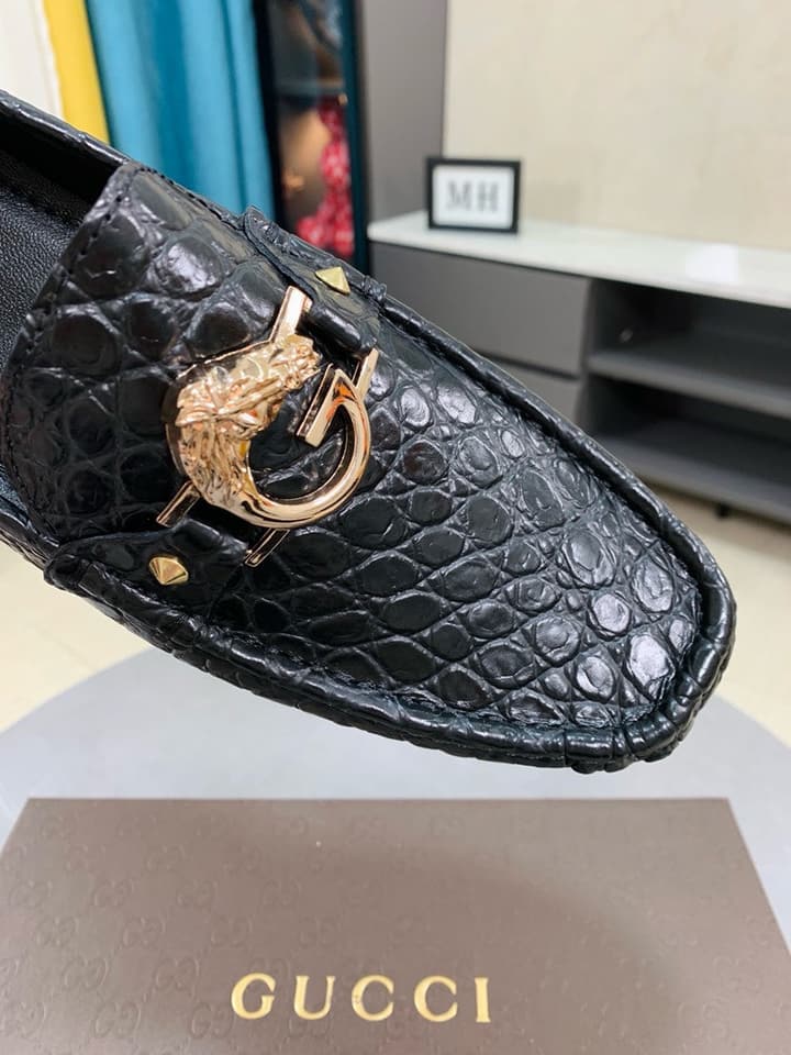 Gucci Men's Embossed Leather Driving Shoes in Black Crocodile Embossed Loafer
