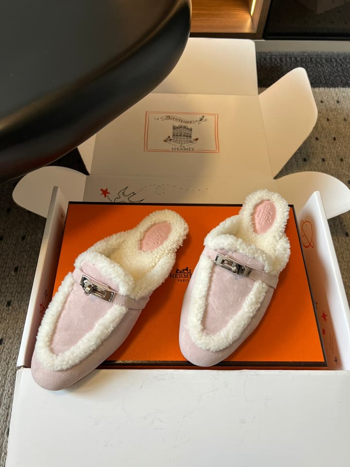 Hermès Leather Mules – 25FW in Black With White Fur