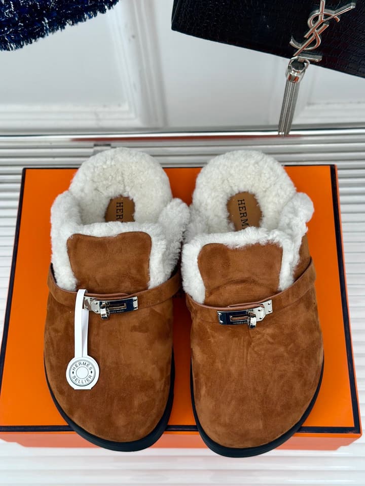 Hermès Kelly Buckle Furry Slippers – Autumn/Winter Collection in Black Suede With White Fur