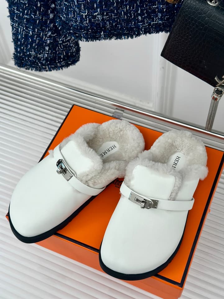 Hermès Kelly Buckle Furry Slippers – Autumn/Winter Collection in Black Suede With White Fur