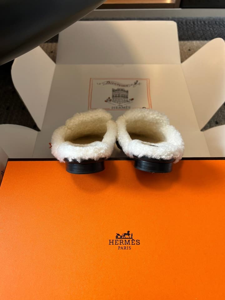 Hermès Leather Mules – 25FW in Black With White Fur