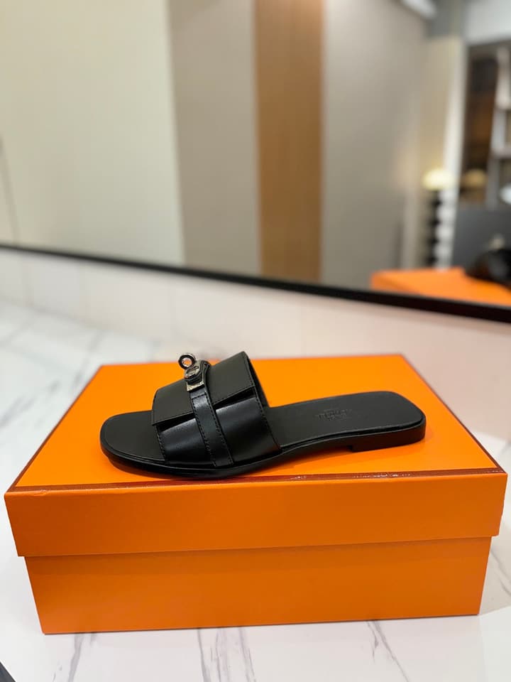Hermès Classic Timeless Leather Sandals in Black