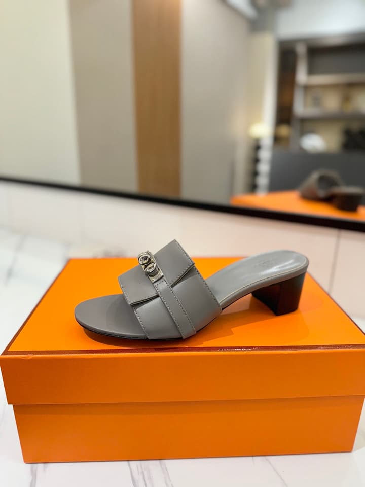 Hermès Classic Smooth Cowhide Heeled Sandals in Beige
