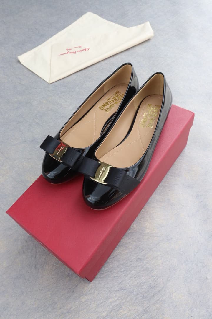 Ferragamo Classic Patent Leather Flats in Black Patent Vara Flats