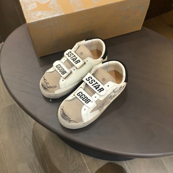 Golden Goose Kids Distressed Sneakers – Kids Collection in White With Black Heel And Grey Star
