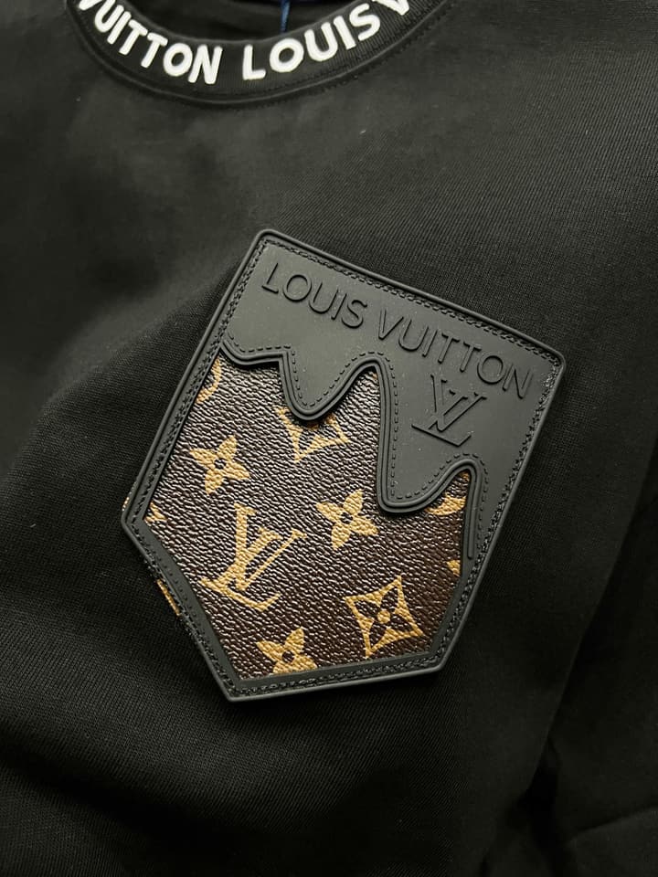 Louis Vuitton Leather Label Pocket Embroidered T-Shirt – 2025 Summer Collection in Classic Black