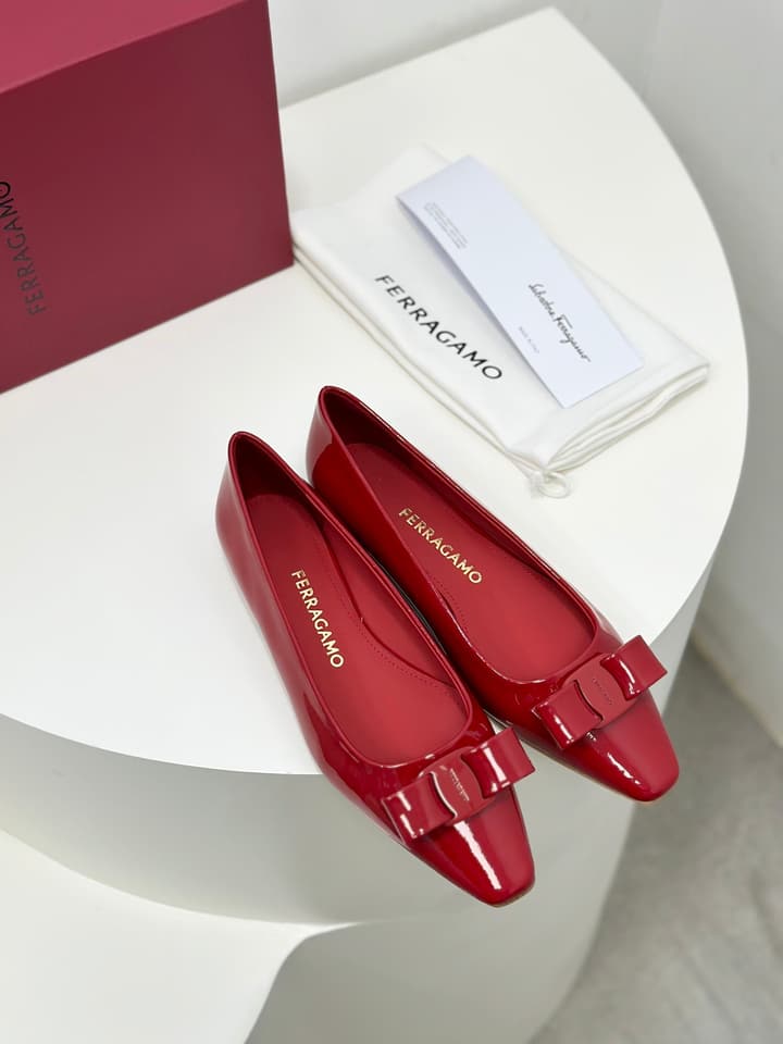 Ferragamo Vara Patent Leather Square Toe Pumps in Black Patent Leather (1cm Heel)