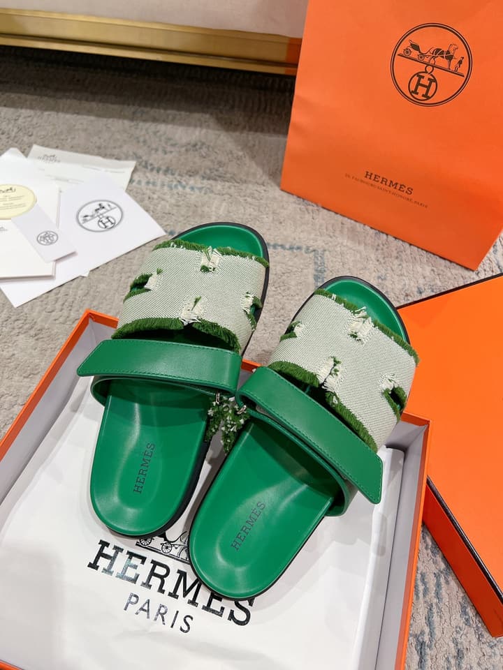 Hermès Chypre Leather Slides – 2023SS in Emerald Green & Textured Beige