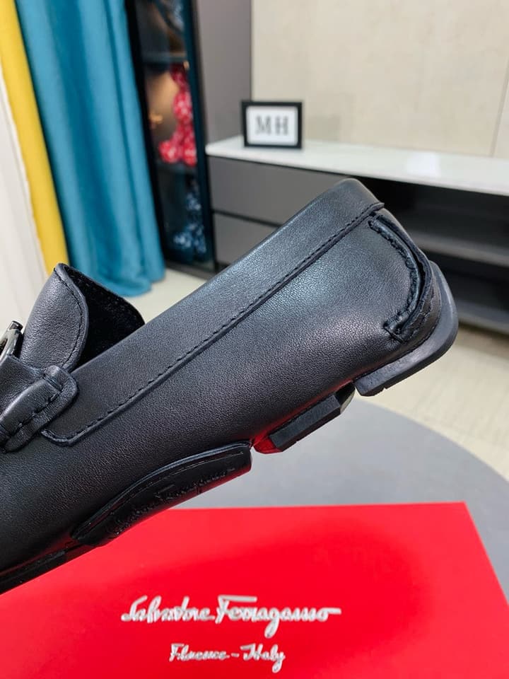 Ferragamo Pebbled Leather Driving Shoes in Black Leather, Black Lining