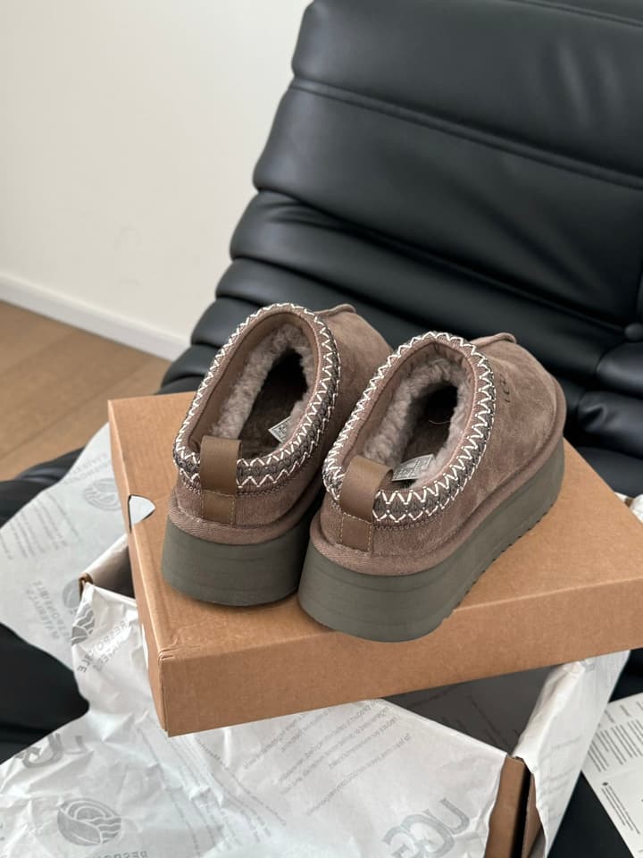UGG Sheepskin Snow Boots – Autumn/Winter Essential in Dark Grey Suede