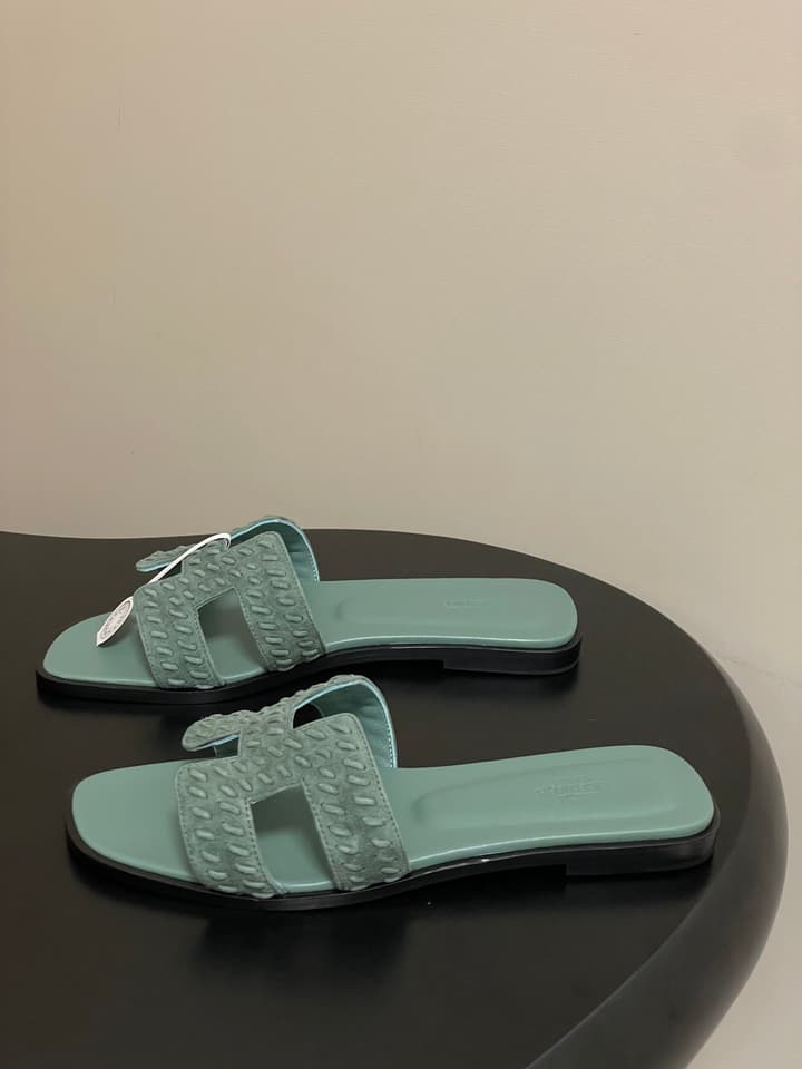 Hermès Oran Woven Suede Sandals – 2025 Collection in Black Leather