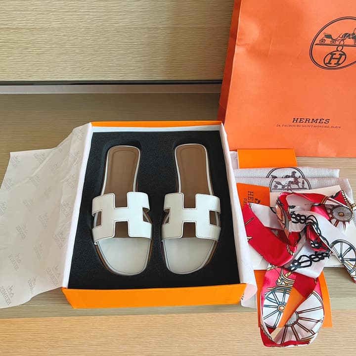 Hermès Handmade Leather Sandals – 2023 Spring Collection in Navy Blue Leather
