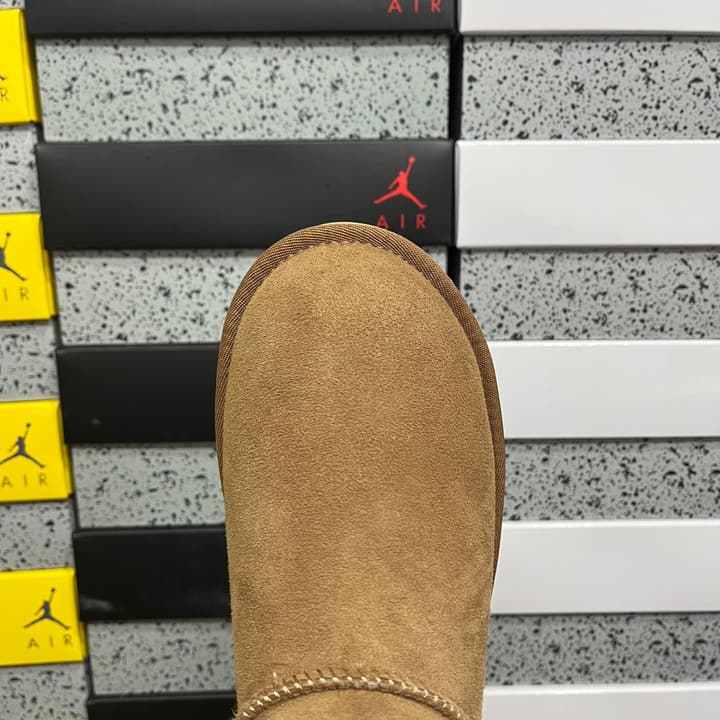 UGG Thick-Soled Low-Cut Fur-Lined Snow Boots in All Black Mini