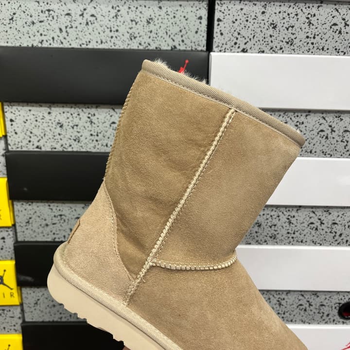 UGG Thick-Soled Low-Cut Fur-Lined Snow Boots in All Black Mini