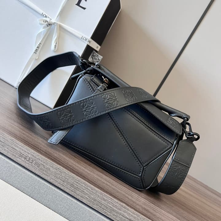 Loewe Puzzle Bag in Black