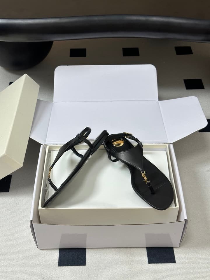 Saint Laurent Classic YSL Logo Flat Sandals – Spring/Summer Collection – 26S in Black