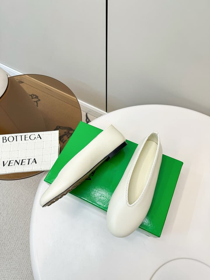 Bottega Veneta Woven Flats – 2025 Collection in Black