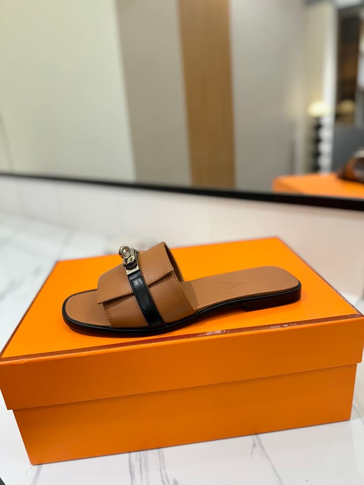 Hermès Classic Timeless Leather Sandals in Black