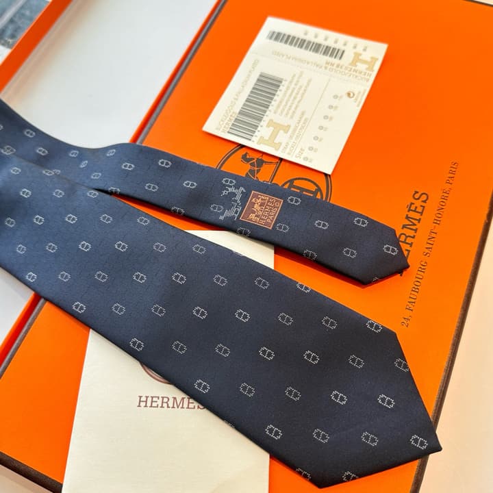 Hermès Men's Winter Anchor Chain Silk Tie – New Collection in Black
