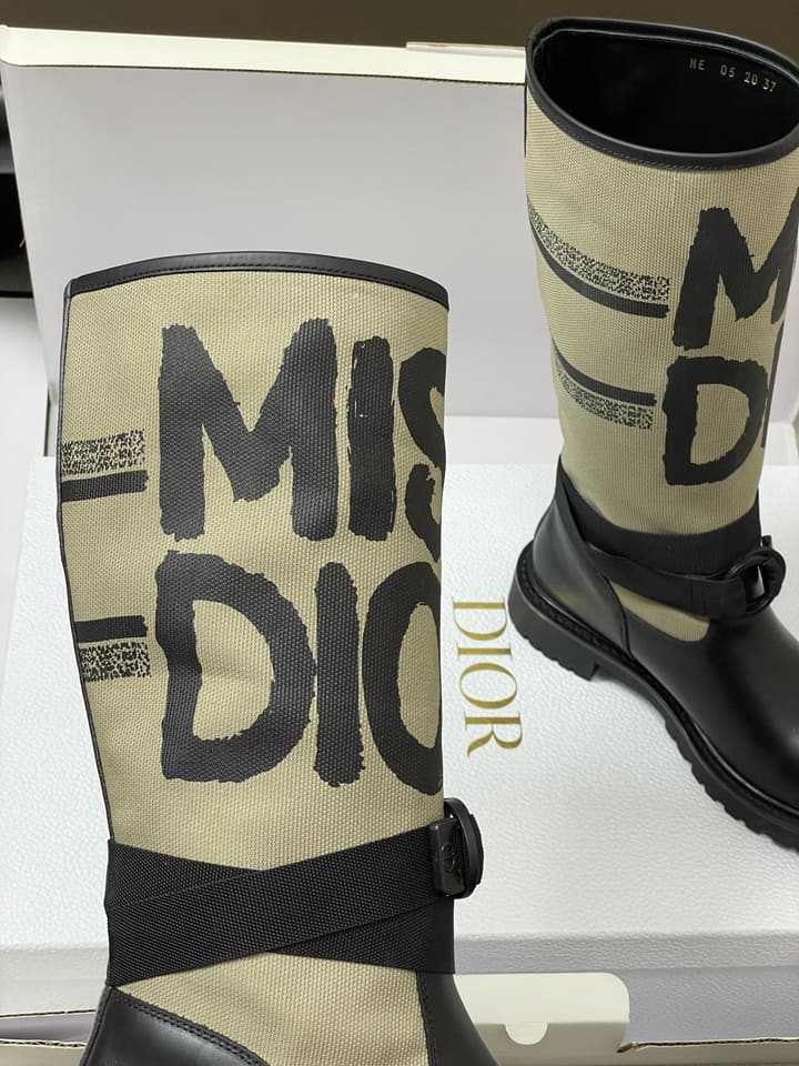 Dior D-Major Graffiti Mid-Tube Combat Boots – Autumn/Winter Collection in Black With White Graffiti