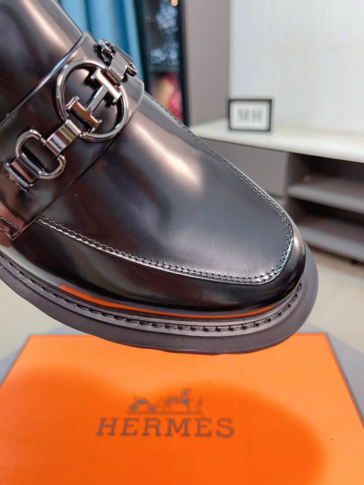 Hermès Business Leather Loafers in Black Loafers Foreground