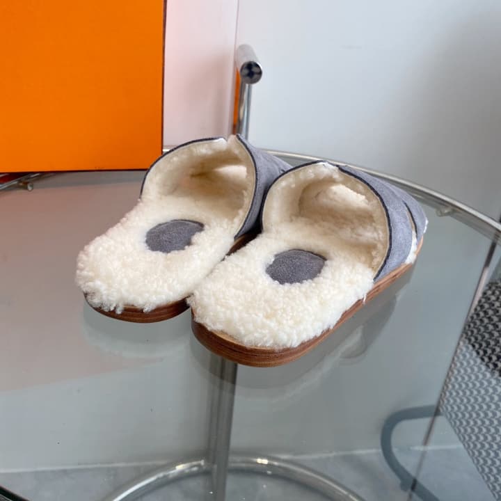 Hermès Izmir Classic H Wool Slippers in Black